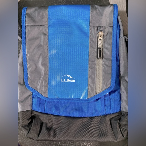 LL BEAN. Never used. Small messenger bag. - Picture 3 of 3
